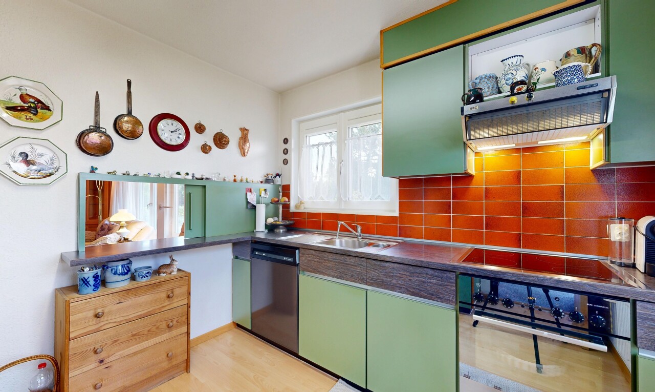 cuisine avec green cabinets, armoires vertes, four, backsplash, et dosseret