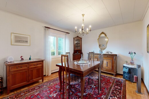 salle à manger avec drywall, cloison sèche, wood finish floor, sol en finition bois, et lumière naturelle
