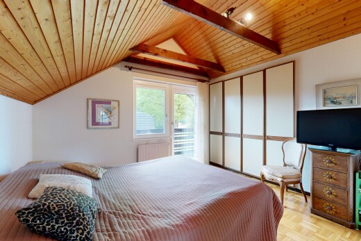chambre avec télévision, vaulted ceiling, plafond voûté, high end ceiling, et drywall