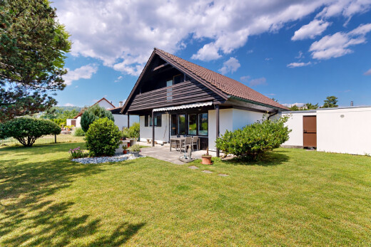 außenansicht mit property visible, rasen, from property, ziegeldach, und day time