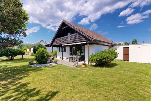außenansicht mit property visible, rasen, from property, ziegeldach, und day time