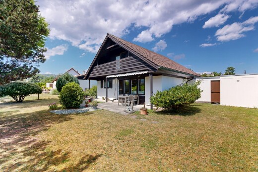 façade avec property visible, pelouse, from property, terrasse, et toit en tuiles