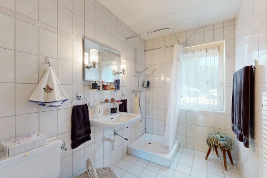 salle de bains avec mur en carrelage, tile wall, miroir, salle de bain complète, et douche