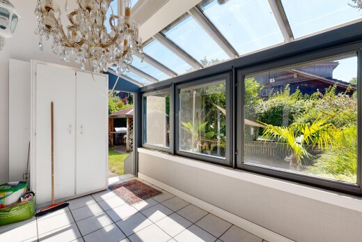 terrasse mit wintergarten, day time, und inside property