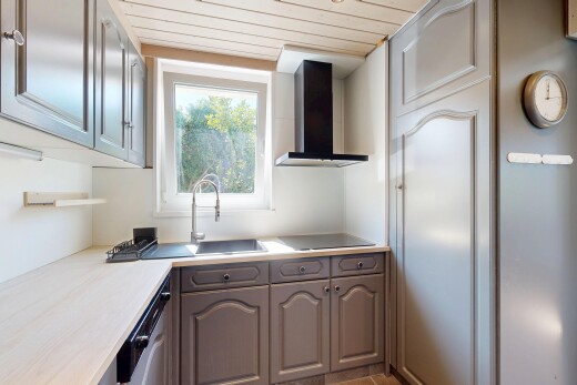 küche mit dunstabzugshaube, natural light, natürliches licht, arbeitsplatten, und hochgezogene schränke