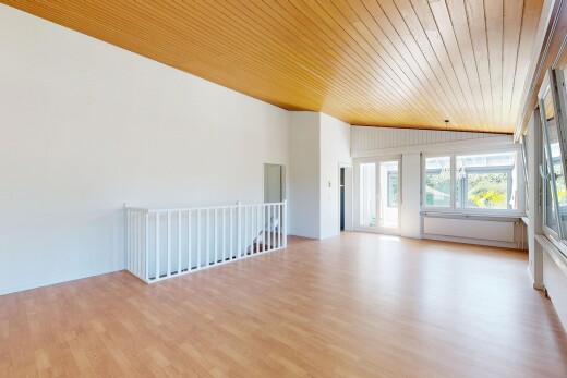leerer raum mit natural light, natürliches licht, wood finish floor, holzfußboden, und vaulted ceiling