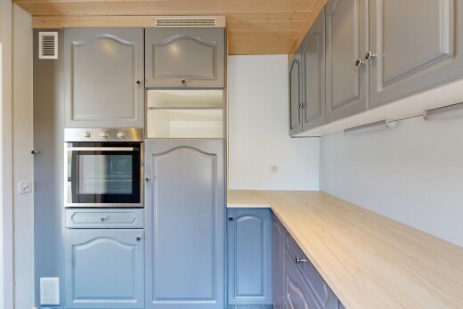 küche mit bogenförmige schränke, hochgezogene schränke, arbeitsplatten, ofen, und inside property