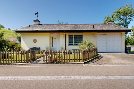 außenansicht mit garage angeschlossen, property visible, stuckverkleidung, day time, und schornstein