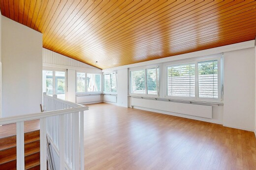 leerer raum mit wood finish floor, holzfußboden, natural light, natürliches licht, und inside property