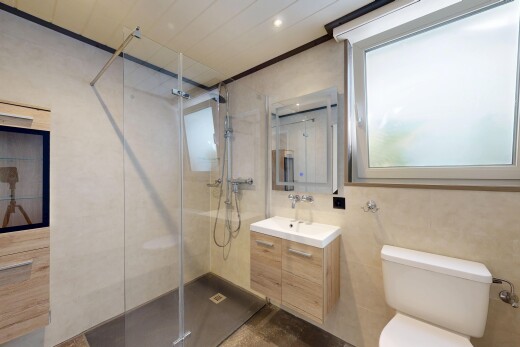 bad mit schminktisch, komplettes badezimmer, spiegel, dusche, und toilette