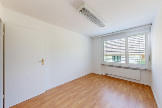 leerer raum mit natural light, natürliches licht, drywall, gipskartonwand, und wood finish floor