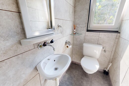 bad mit inside property, gäste-wc, toilette, natural light, und natürliches licht