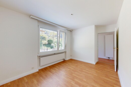 leerer raum mit gipskartonwand, drywall, holzfußboden, wood finish floor, und natürliches licht