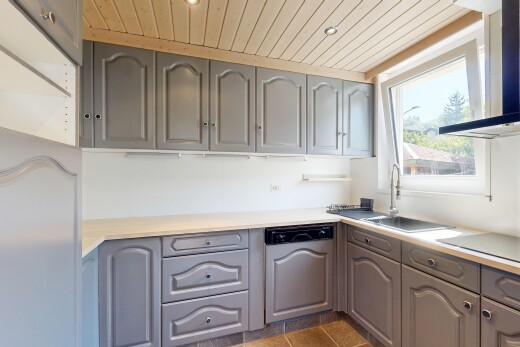 küche mit bogenförmige schränke, dunstabzugshaube, natural light, natürliches licht, und geschirrspülmaschine