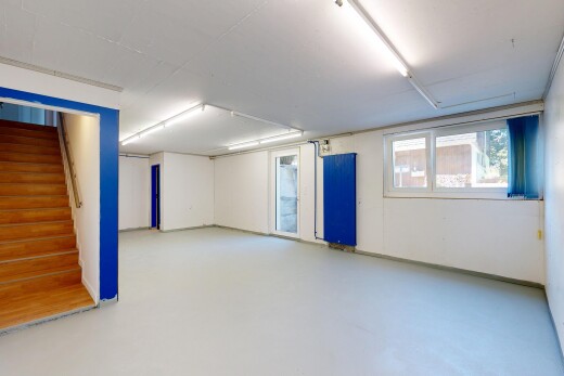 leerer raum mit treppen, natural light, natürliches licht, inside property, und drywall