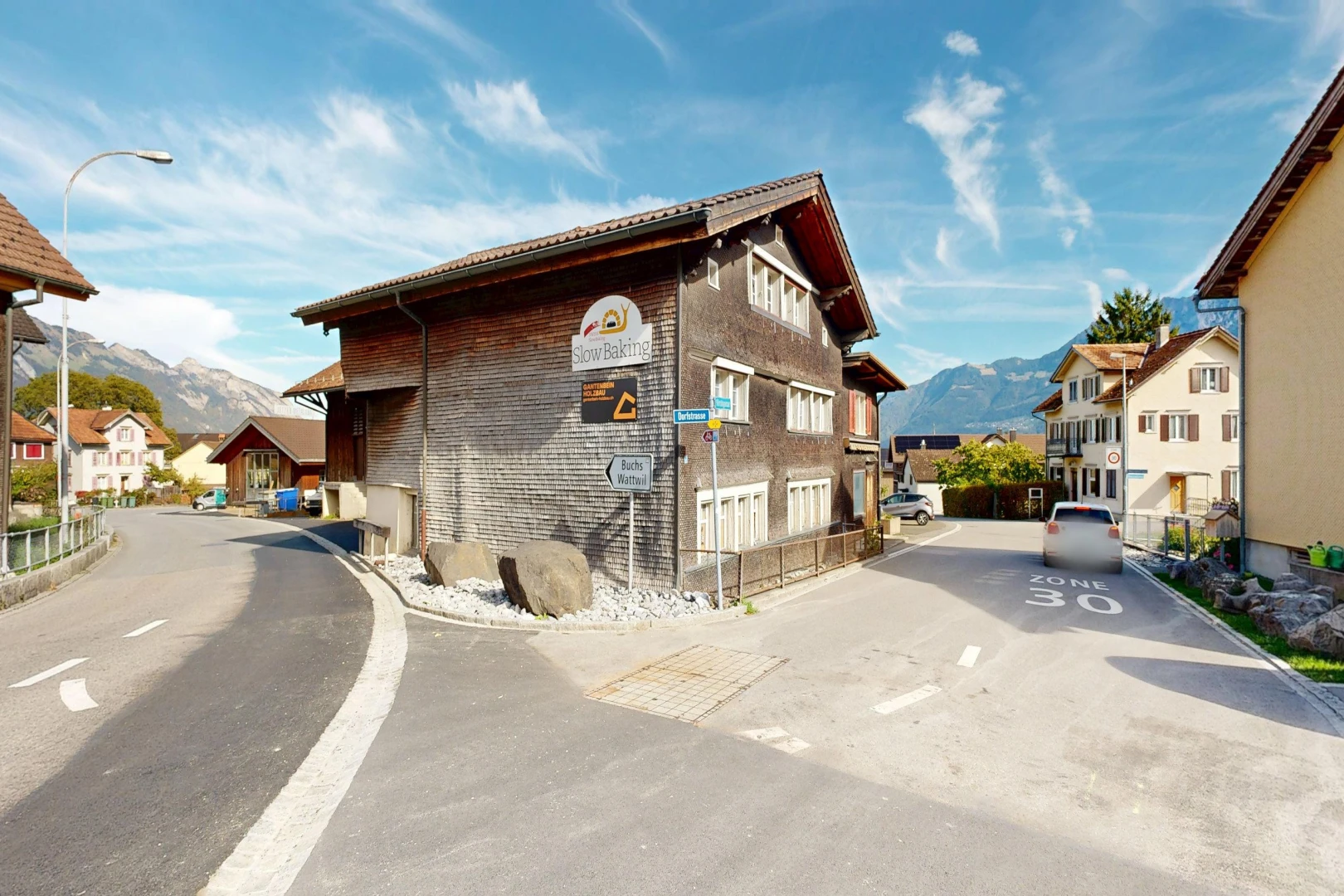 außenansicht mit straßenlaternen, blick auf die berge, mountain view, und day time
