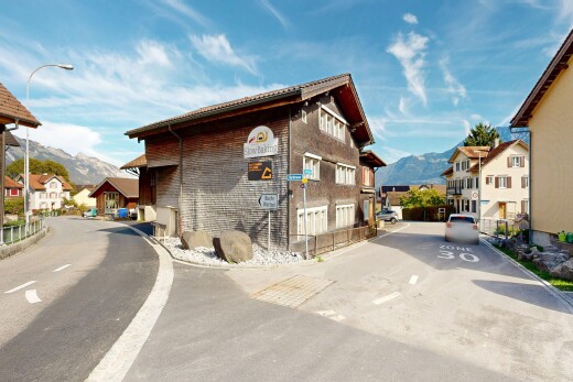 außenansicht mit straßenlaternen, blick auf die berge, mountain view, und day time