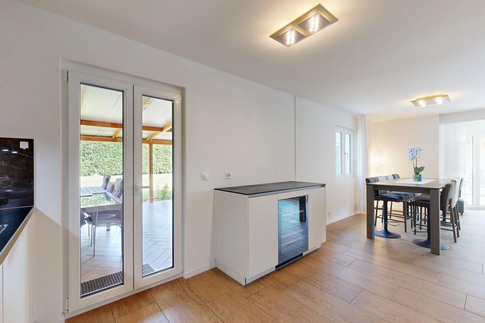 cuisine avec cloison sèche, drywall, sol en finition bois, wood finish floor, et light floor