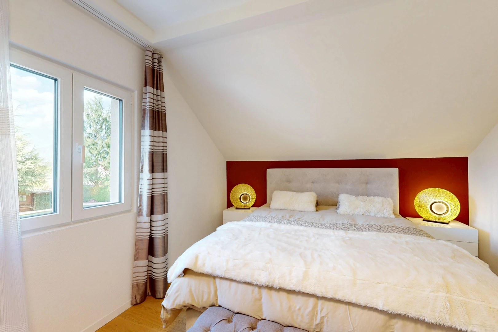 chambre avec pièce supplémentaire, drywall, cloison sèche, wood finish floor, et sol en finition bois