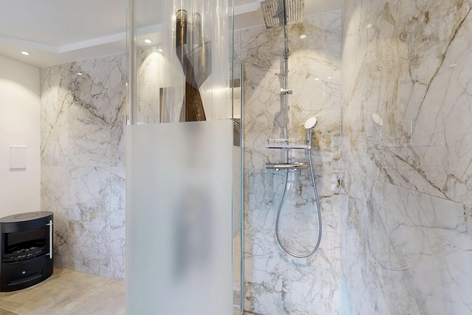détails avec douche, ceiling, wall, power working, et interior