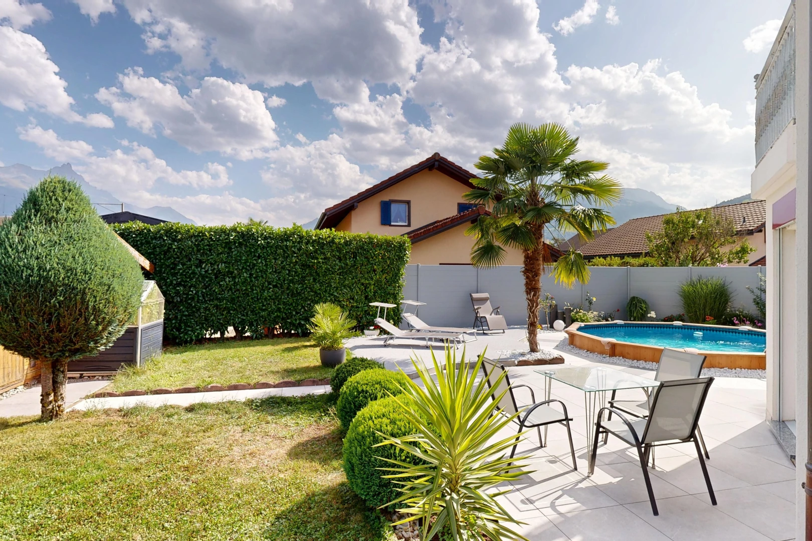 piscine avec piscine, clôture, from property, terrasse, et pelouse