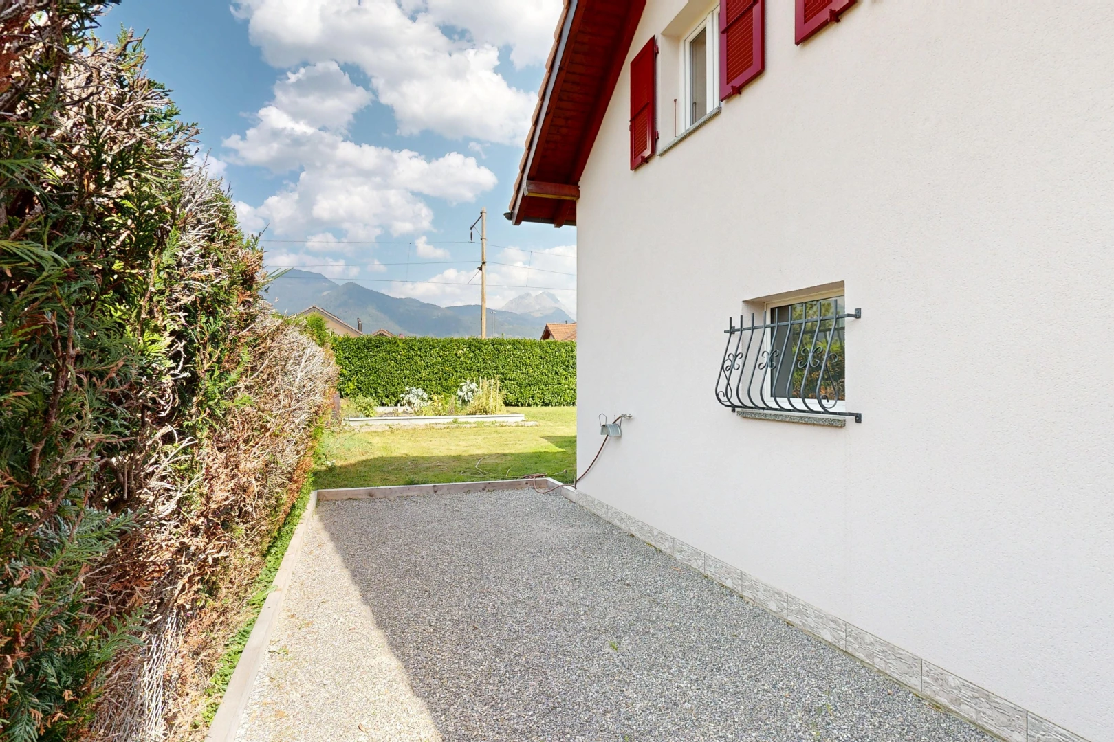 façade avec from property, bardage en stuc, power lines view, et day time