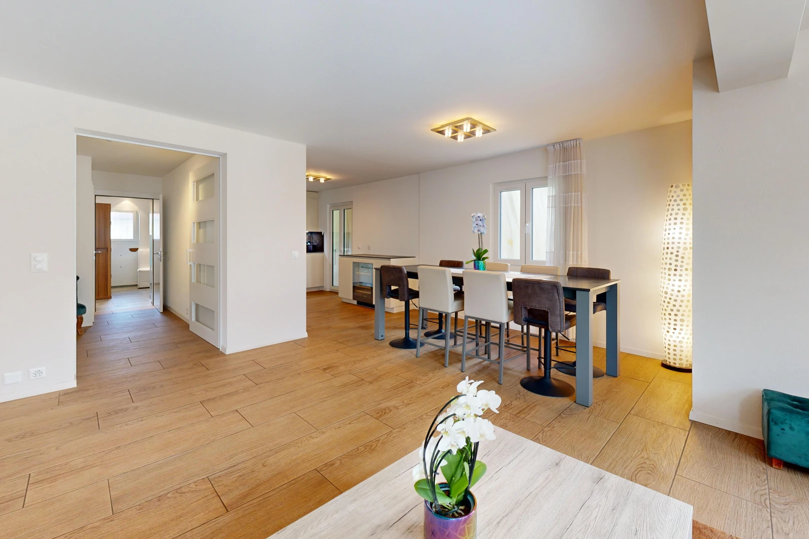 salon / salle à manger avec drywall, cloison sèche, wood finish floor, sol en finition bois, et light floor
