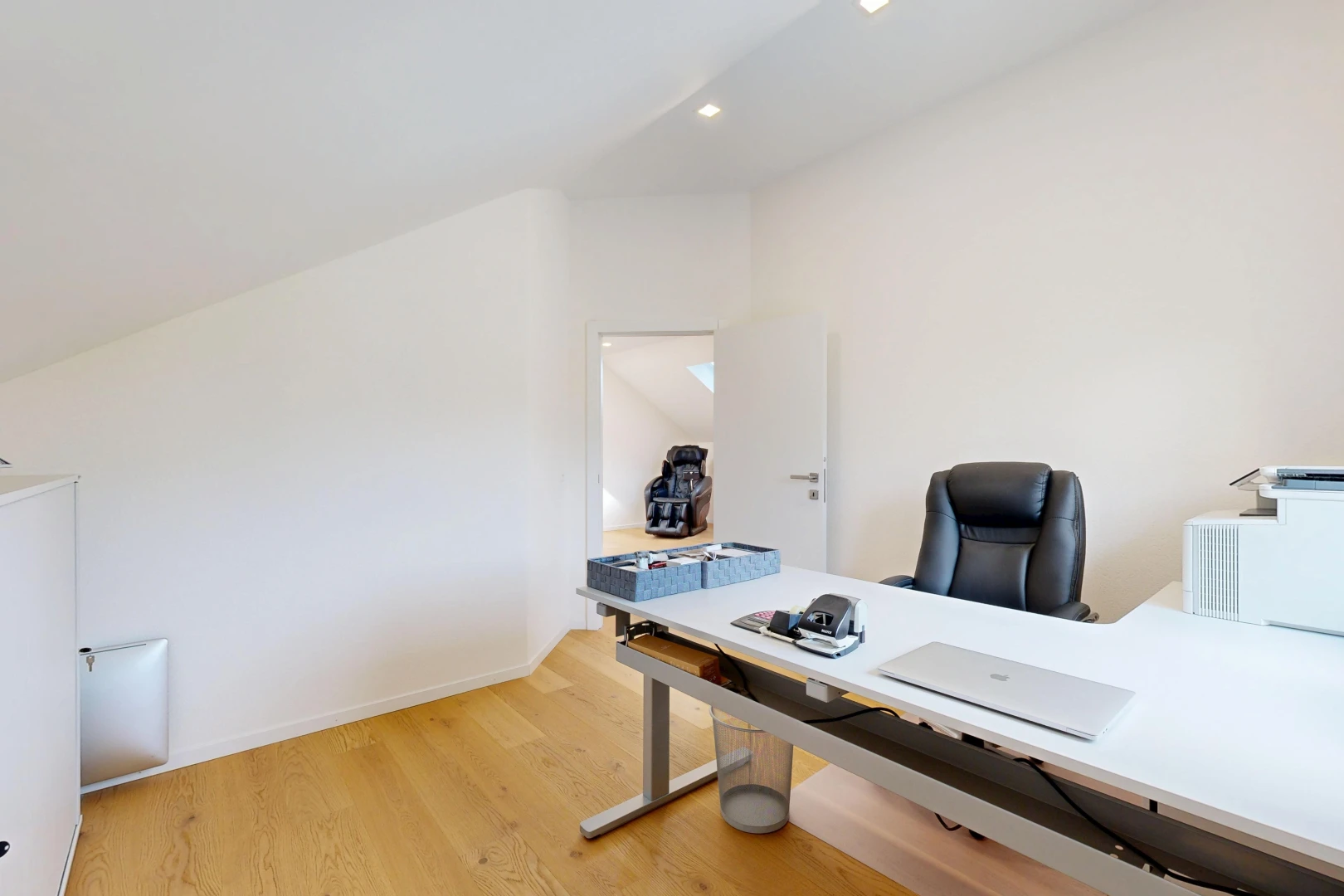 bureau avec vaulted ceiling, plafond voûté, wood finish floor, sol en finition bois, et drywall