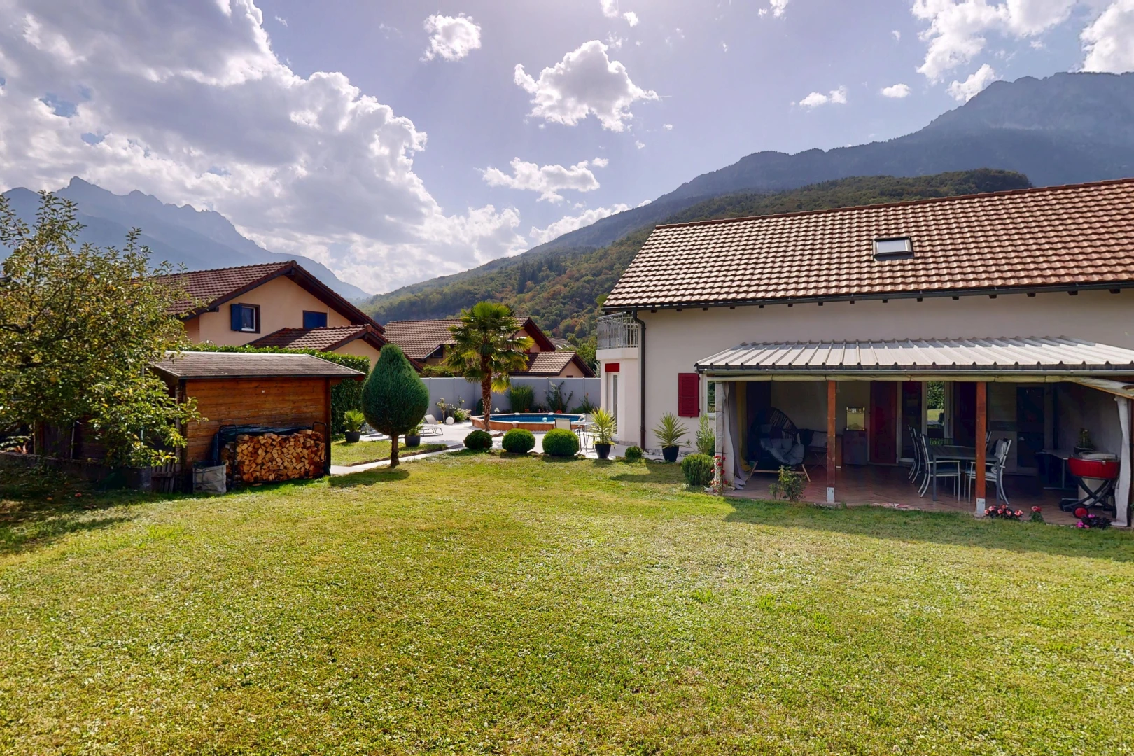 façade avec from property, mountain view, vue sur la montagne, pelouse, et toit en tuiles