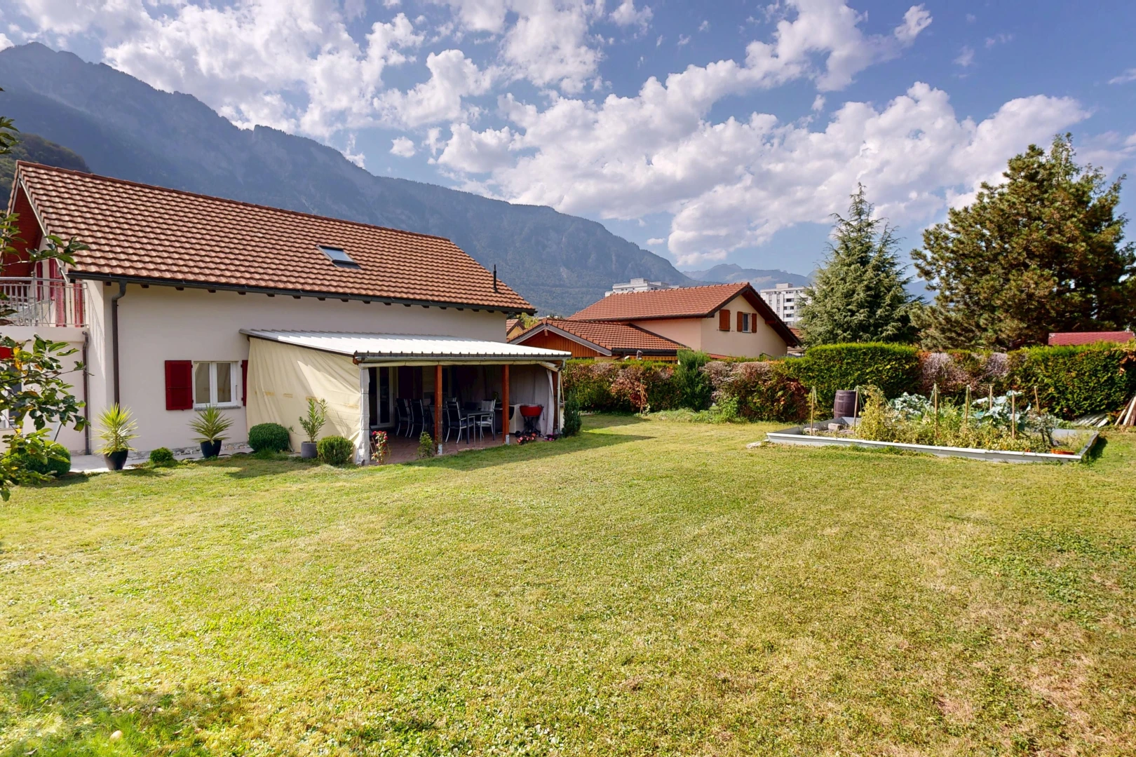 façade avec pelouse, mountain view, vue sur la montagne, toit en tuiles, et day time