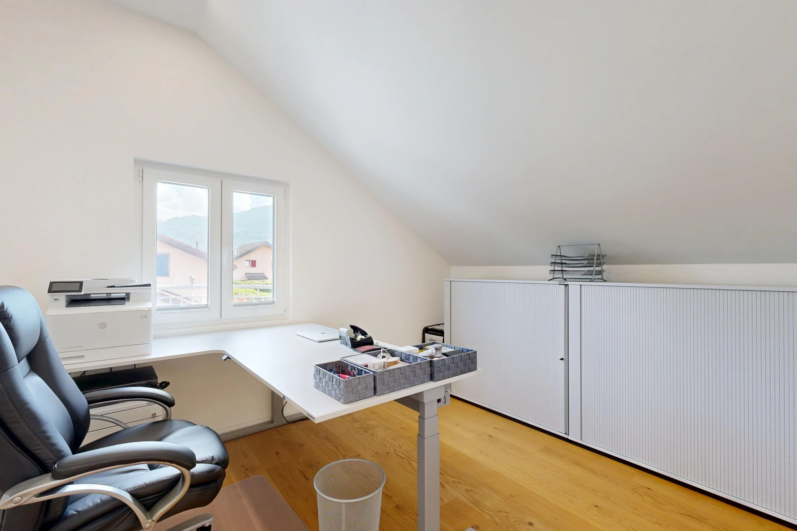 bureau avec plafond voûté, vaulted ceiling, sol en finition bois, wood finish floor, et cloison sèche