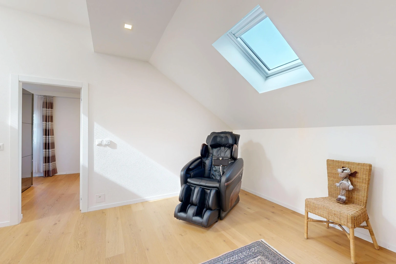 bureau avec puits de lumière, pièce supplémentaire, vaulted ceiling, plafond voûté, et drywall