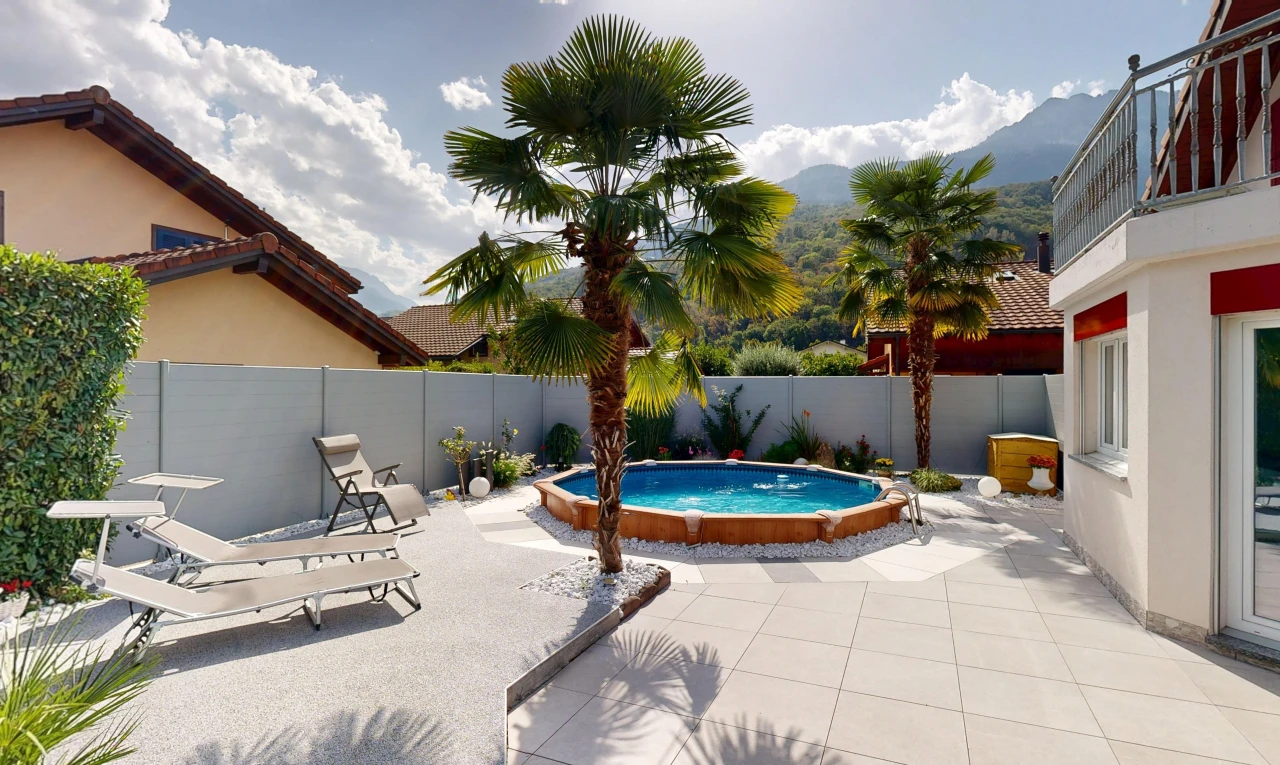 piscine avec piscine, terrasse, from property, clôture, et day time