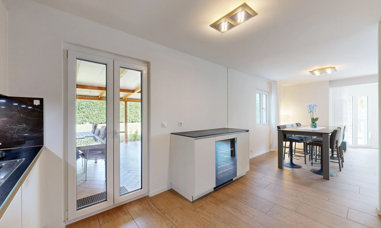 cuisine avec cloison sèche, drywall, sol en finition bois, wood finish floor, et light floor