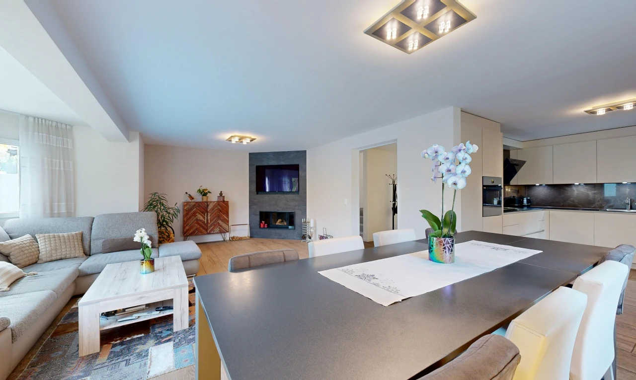 salon / salle à manger avec drywall, cloison sèche, cheminée, et télévision