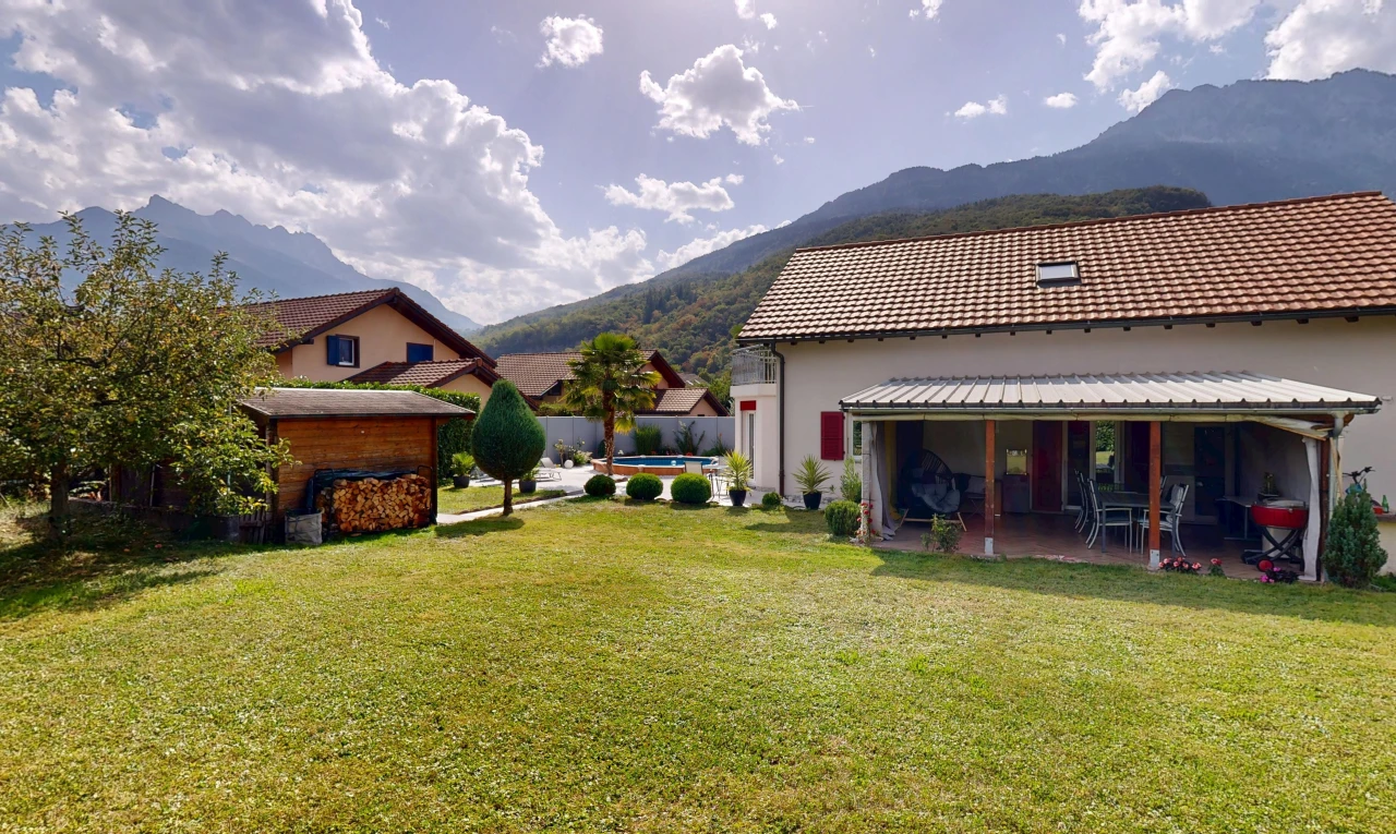 façade avec from property, mountain view, vue sur la montagne, pelouse, et toit en tuiles