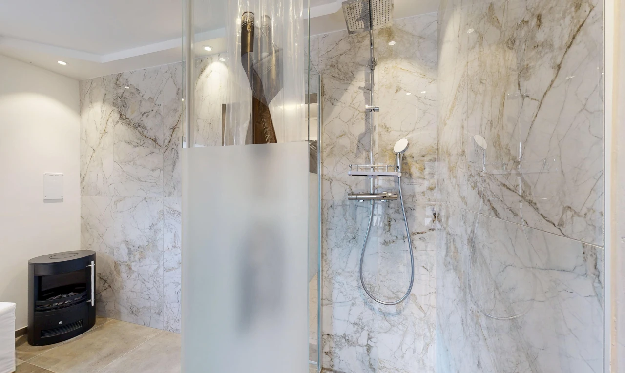 détails avec douche, ceiling, wall, power working, et interior