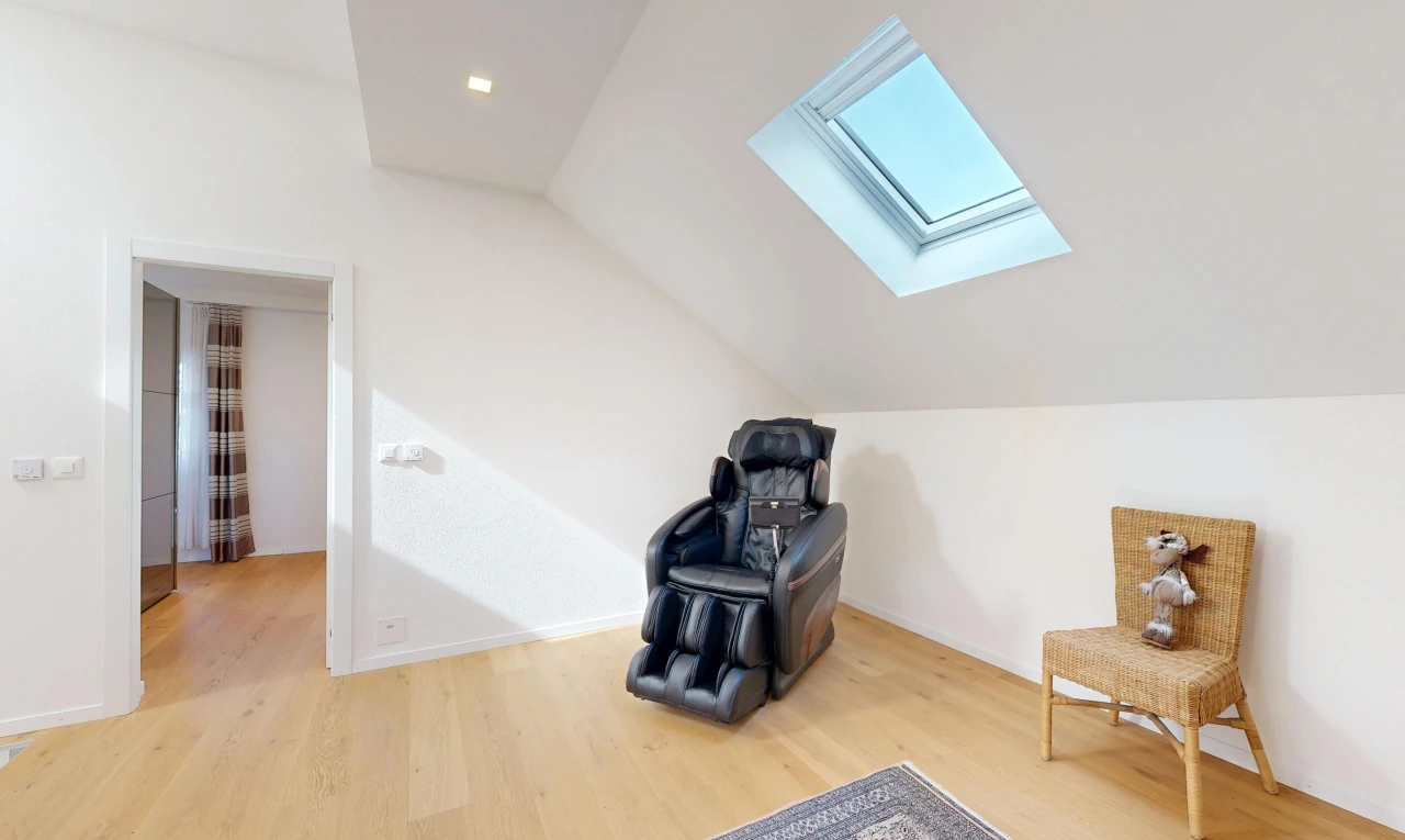 bureau avec puits de lumière, pièce supplémentaire, vaulted ceiling, plafond voûté, et drywall