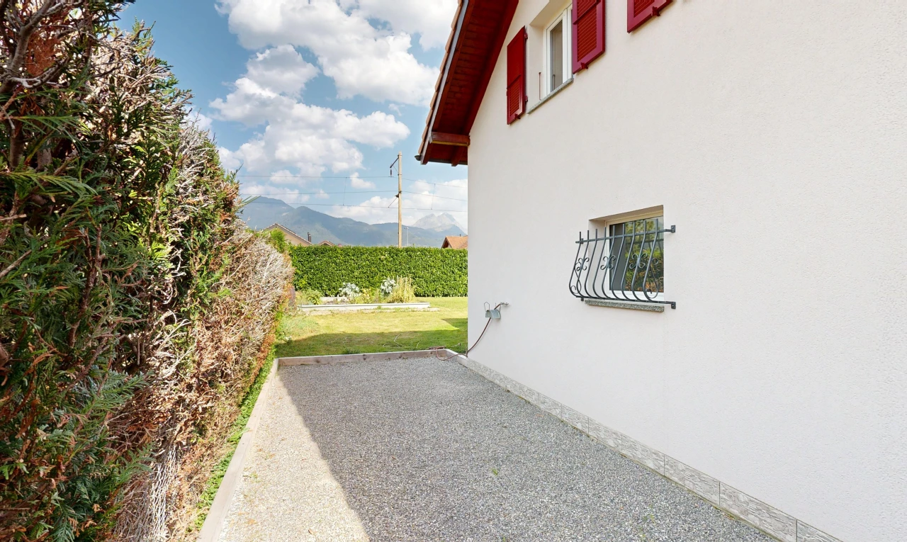 façade avec from property, bardage en stuc, power lines view, et day time
