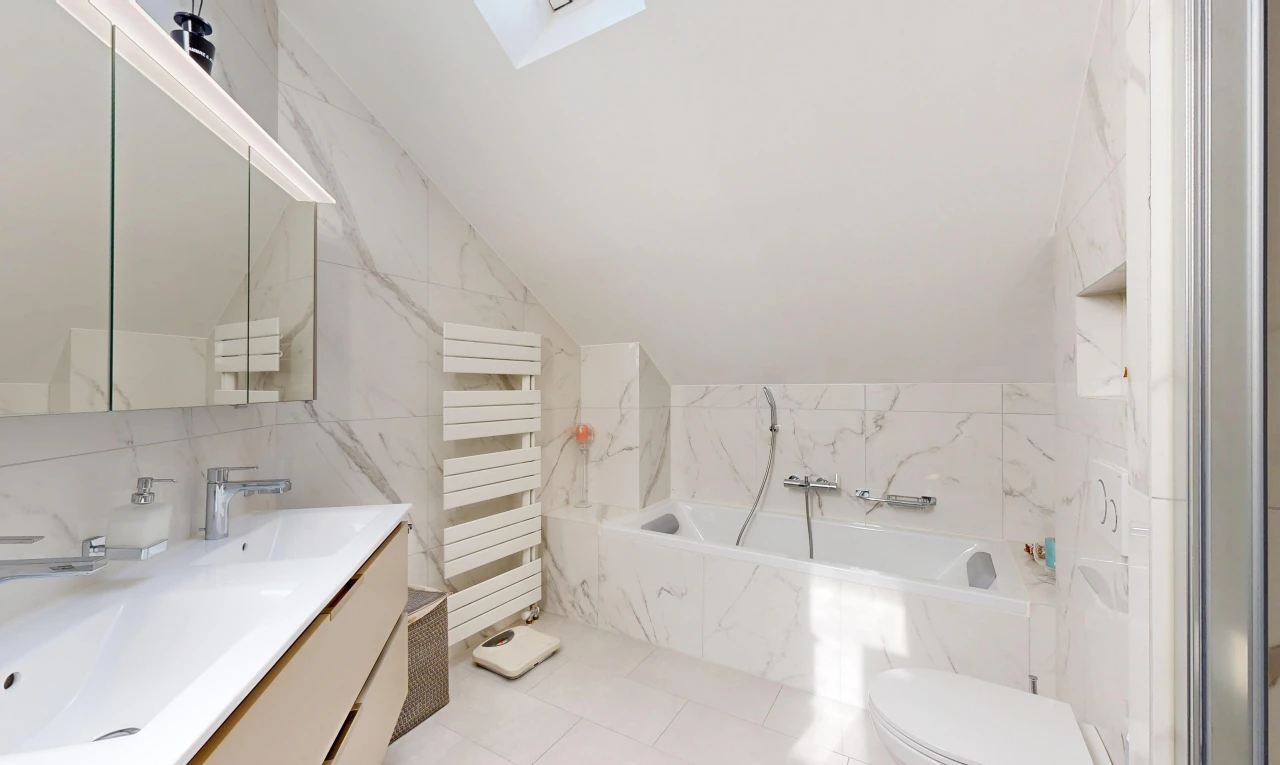 salle de bains avec mur en carrelage, tile wall, salle de bain complète, miroir, et bain