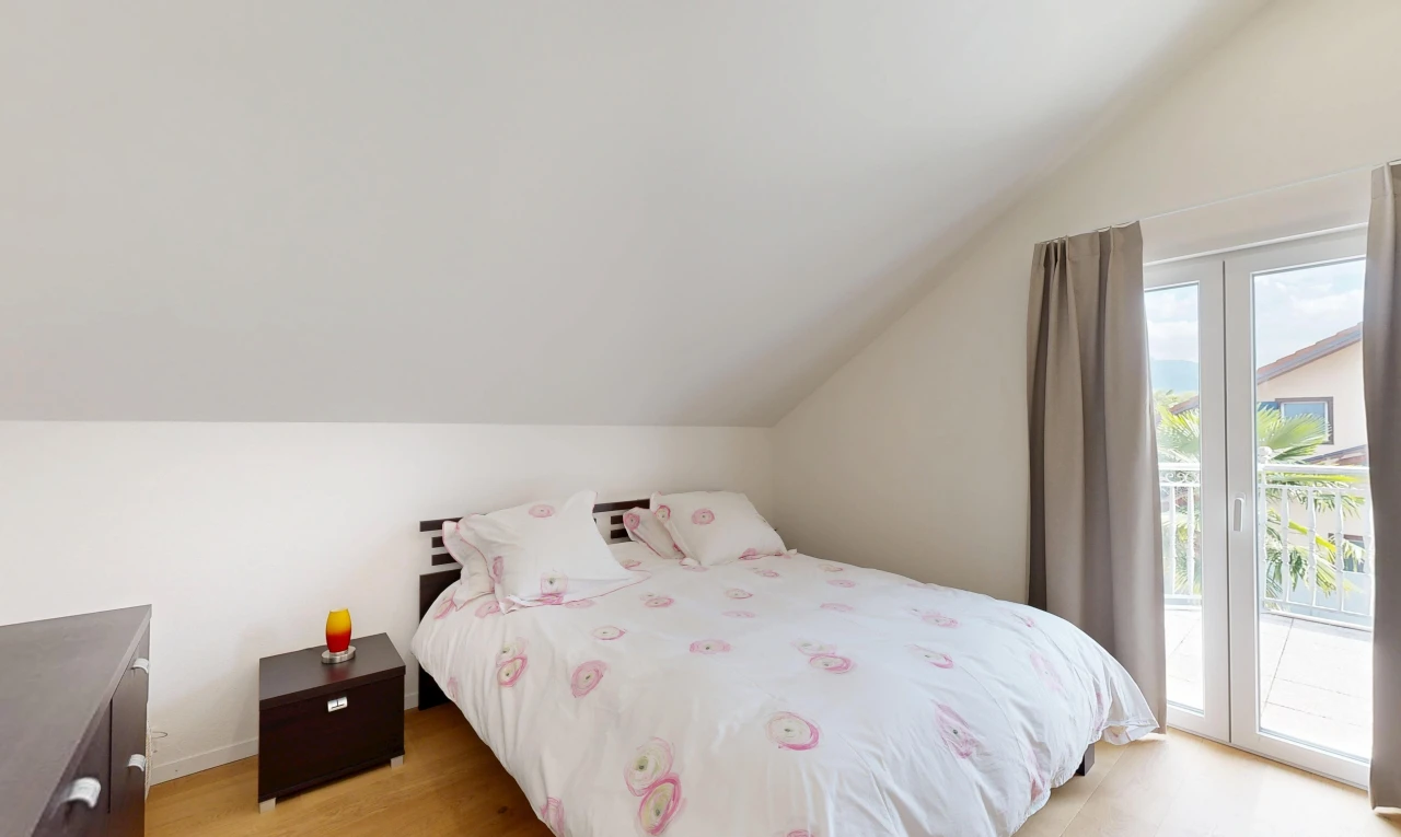 chambre avec vaulted ceiling, plafond voûté, accès à l'extérieur, drywall, et cloison sèche