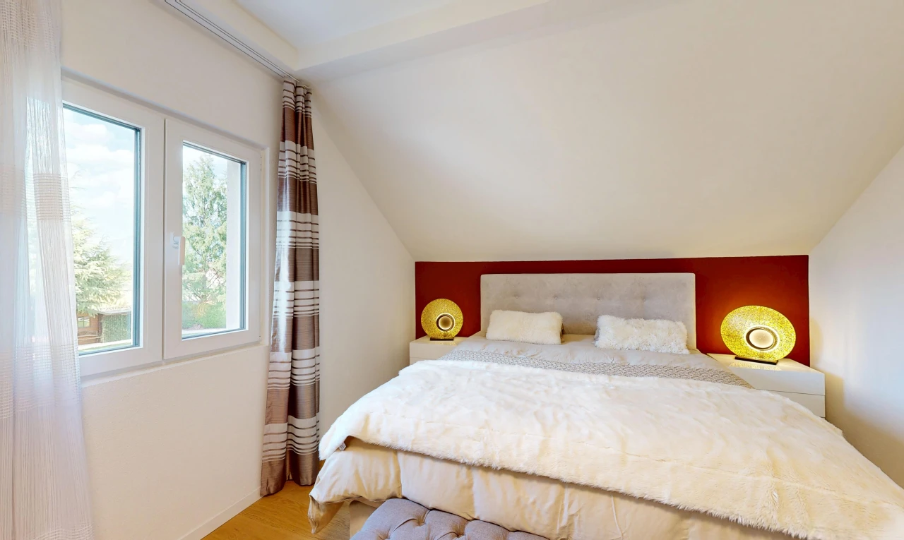 chambre avec pièce supplémentaire, drywall, cloison sèche, wood finish floor, et sol en finition bois