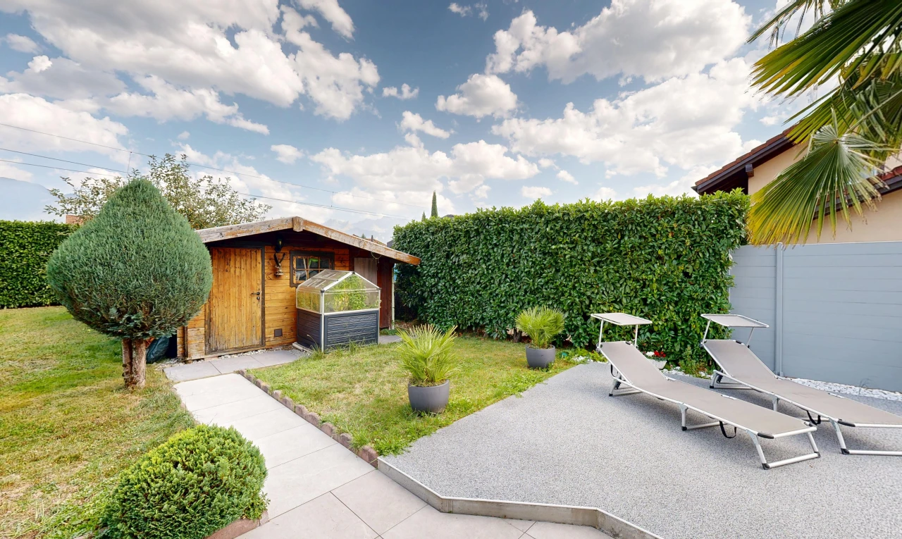 jardin avec structure extérieure, from property, day time, et property visible