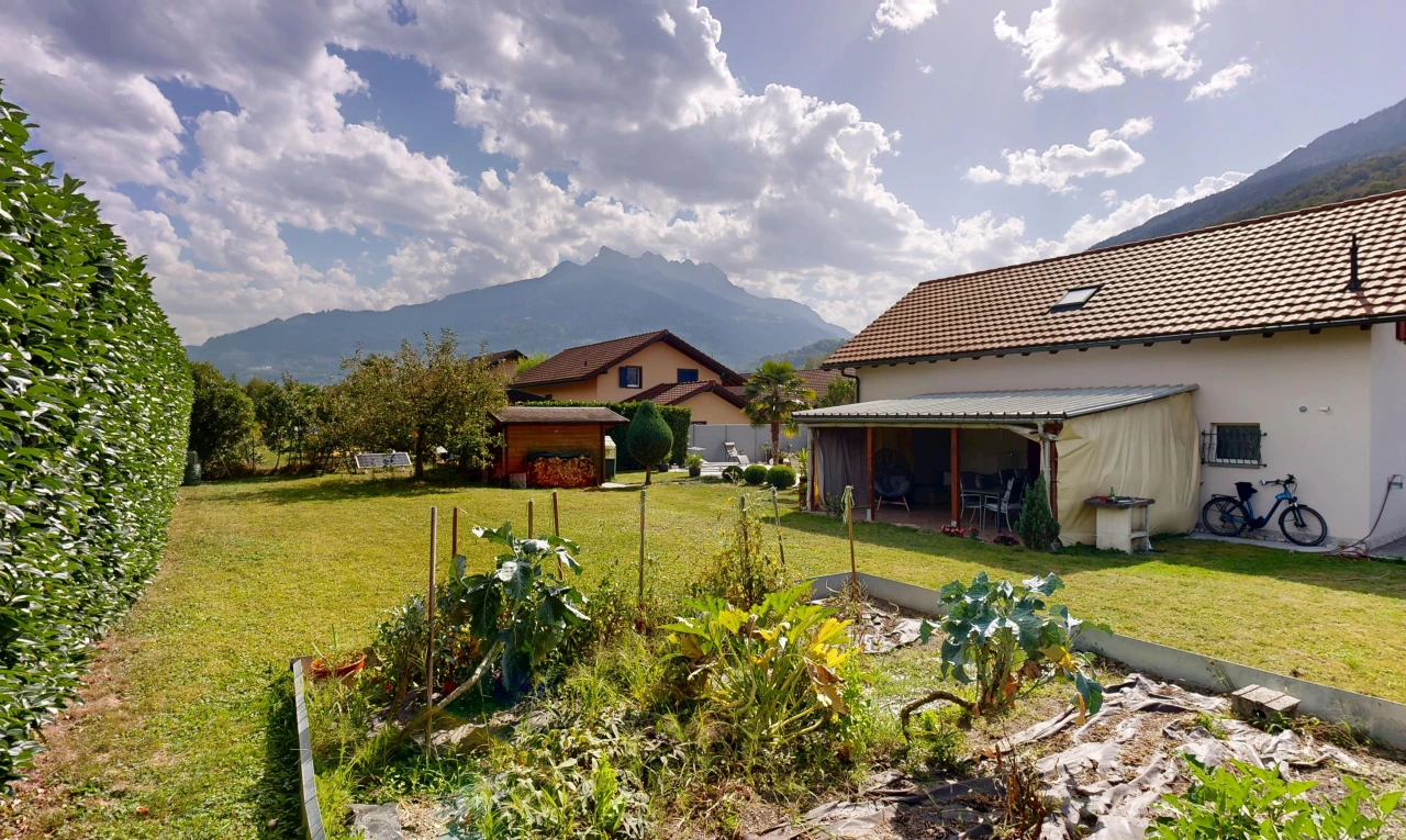 jardin avec pelouse, mountain view, vue sur la montagne, property visible, et day time