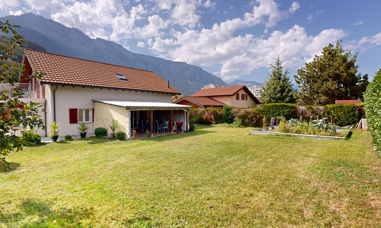 façade avec pelouse, mountain view, vue sur la montagne, toit en tuiles, et day time