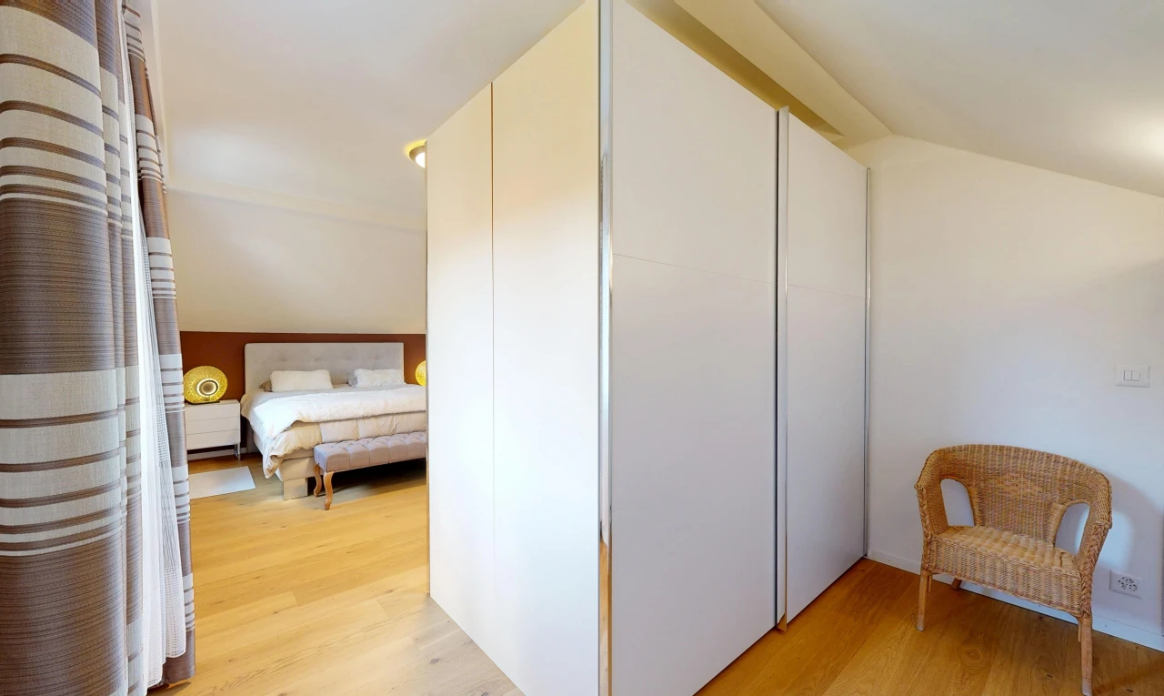 chambre avec vaulted ceiling, plafond voûté, wood finish floor, sol en finition bois, et light floor