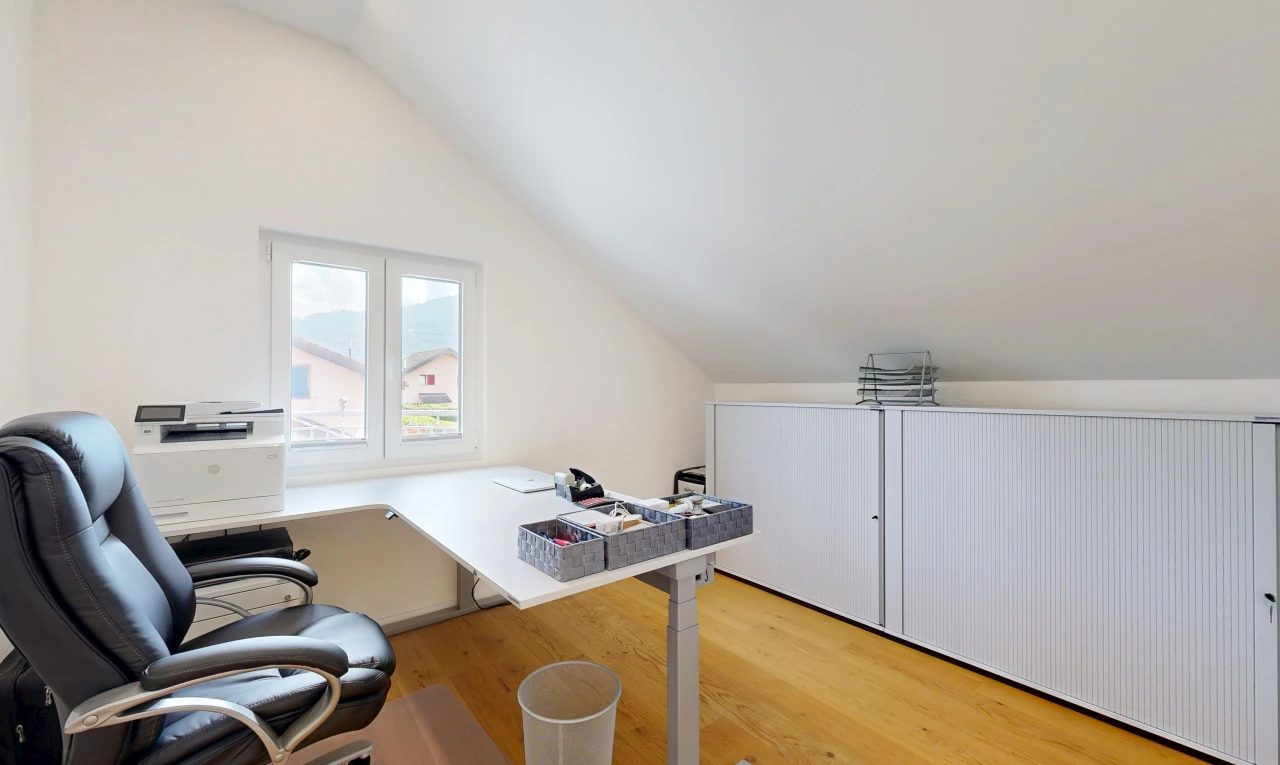 bureau avec plafond voûté, vaulted ceiling, sol en finition bois, wood finish floor, et cloison sèche