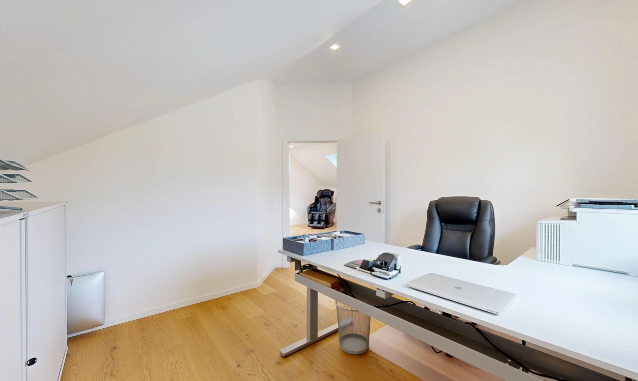 bureau avec vaulted ceiling, plafond voûté, wood finish floor, sol en finition bois, et drywall
