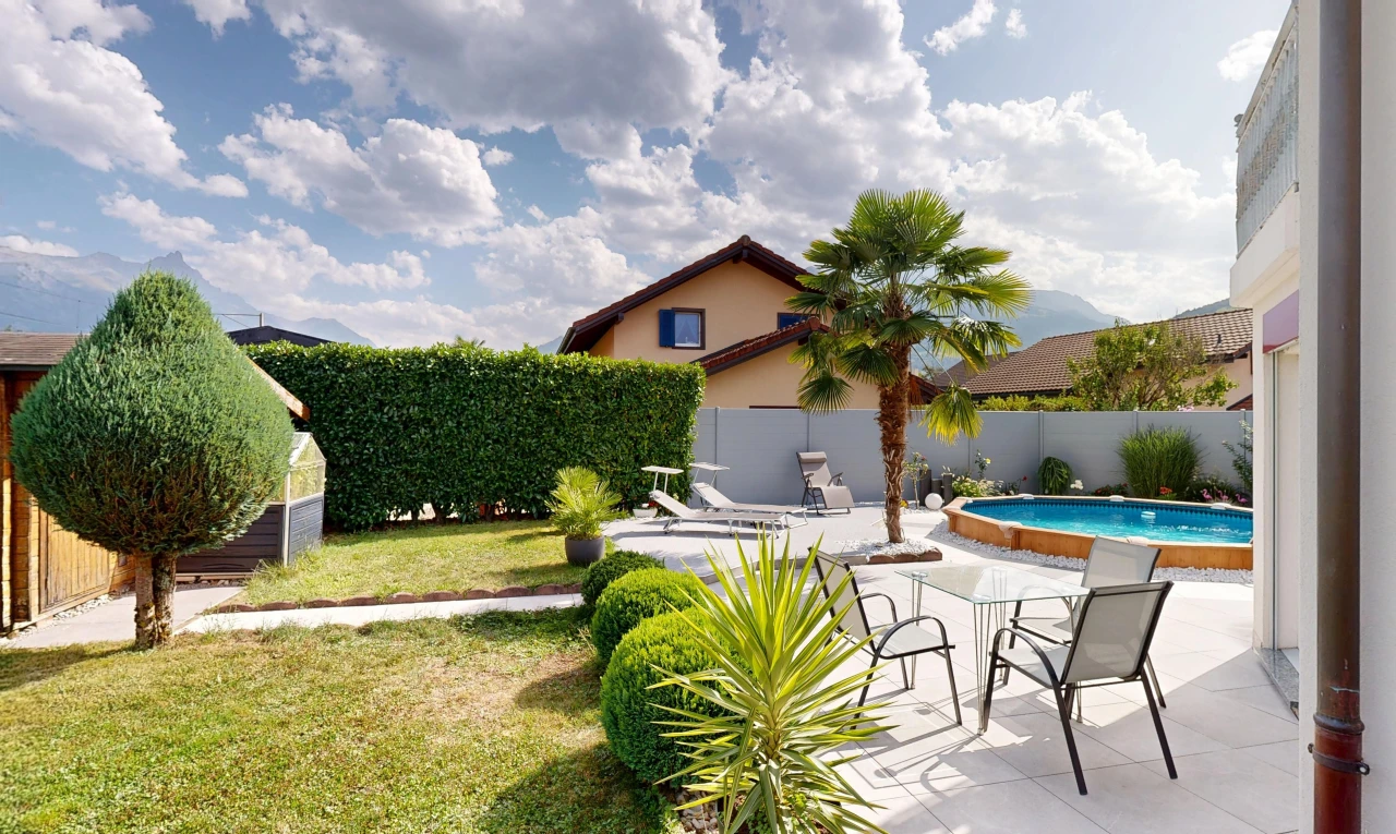 piscine avec piscine, clôture, from property, terrasse, et pelouse