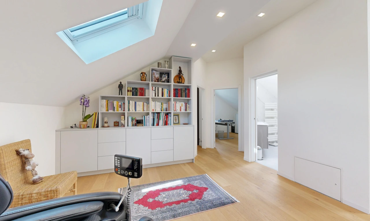 salon avec pièce supplémentaire, puits de lumière, vaulted ceiling, plafond voûté, et éclairage encastré